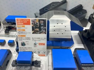コンパクトなのに高いクランプ力！多数個取りにも活躍！5軸マシンバイス「5AU75」