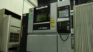 金属積層と基準面加工を1台に集約、高速造形にも対応！金属3Dプリンタ「LPM325S」