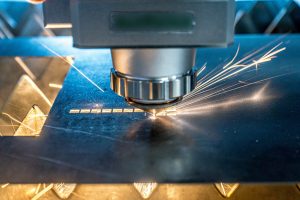 レーザー加工機とは？板材加工で活躍する板金機械について解説