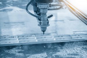 ウォータージェット加工機とは？精密な切断加工を実現する工作機械について解説