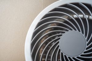 サーキュレーターとは？空調管理と効果的な換気に役立つ周辺機器を解説