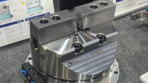 薄型設計で刃物の寄り付き良し！マシニングや5軸加工機での丸物加工に「BRM08」