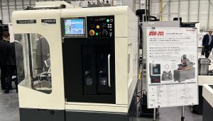 「省スペース」「高精度」「自動化」のニーズをすべて叶える超小型立形研削盤「USG-2」